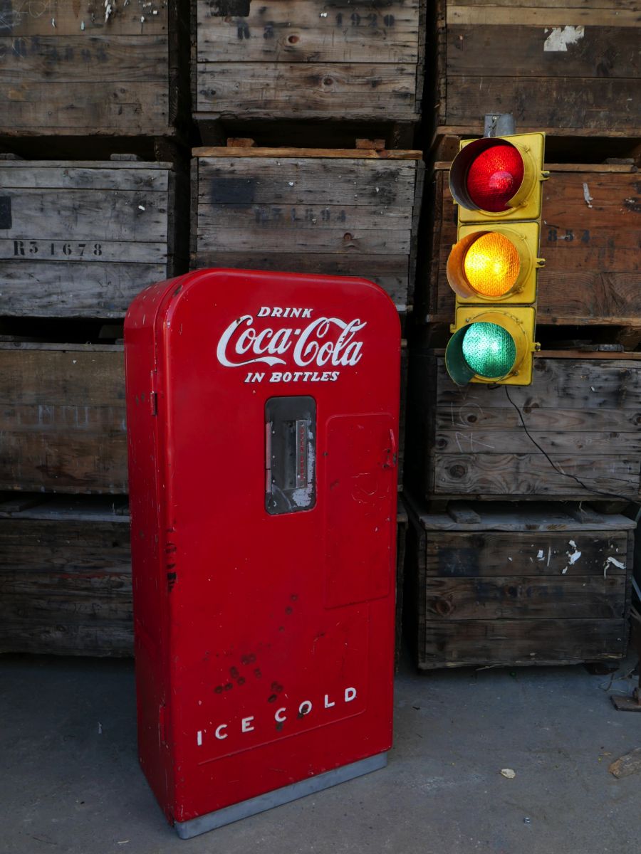ancien distributeur frigo americain COCA COLA dans son jus – Image 17