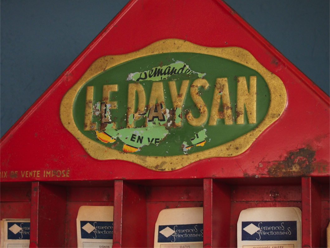 ancien presentoir tole sachet de graine le paysan avec plus de 300 sachets – Image 5