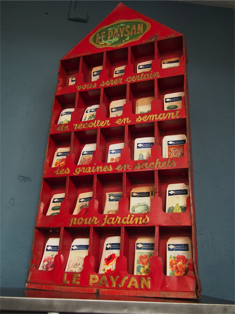 ancien presentoir tole sachet de graine le paysan avec plus de 300 sachets – Image 11