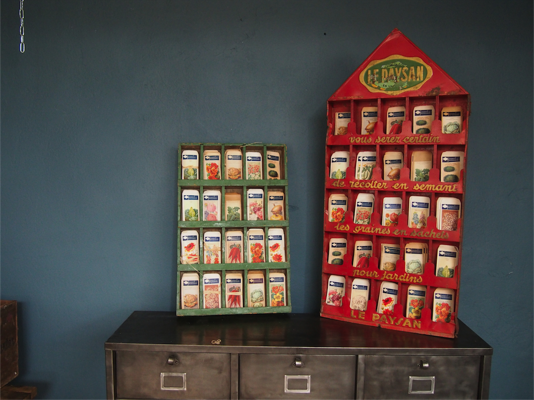 ancien presentoir tole sachet de graine le paysan avec plus de 300 sachets – Image 12