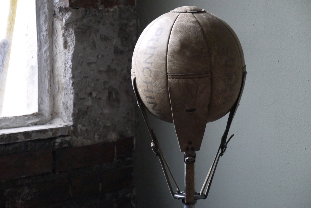 ancien puching ball boxe ballon cuir Bardou sports Paris – Image 11
