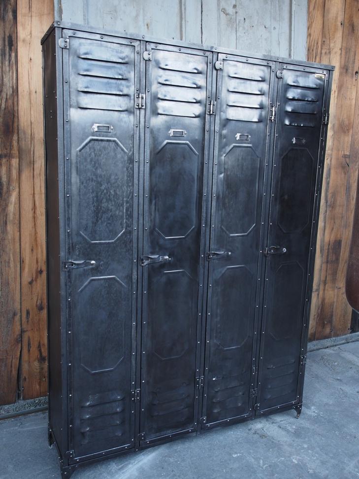 antiguo guardarropa de los talleres Schwartz-Hautmont - Image 2