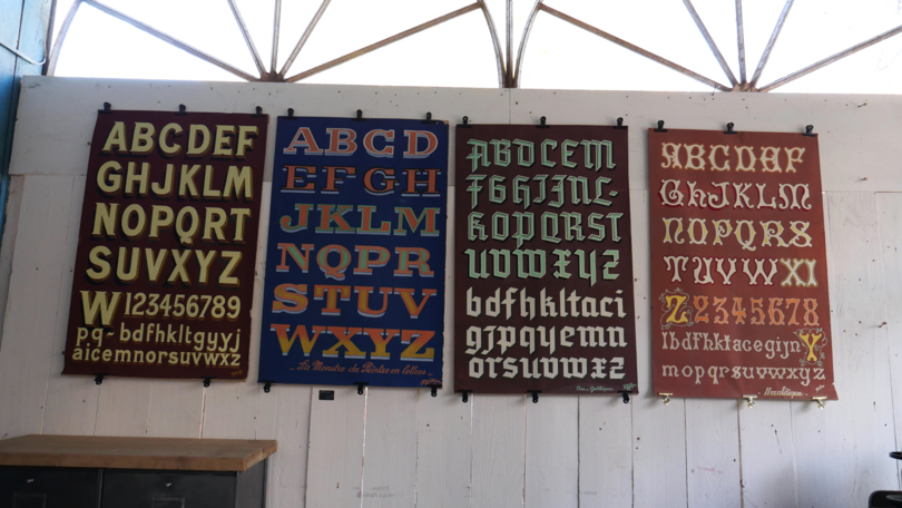 ancien abecedaire affiche de presentation peintre en lettres – Image 10