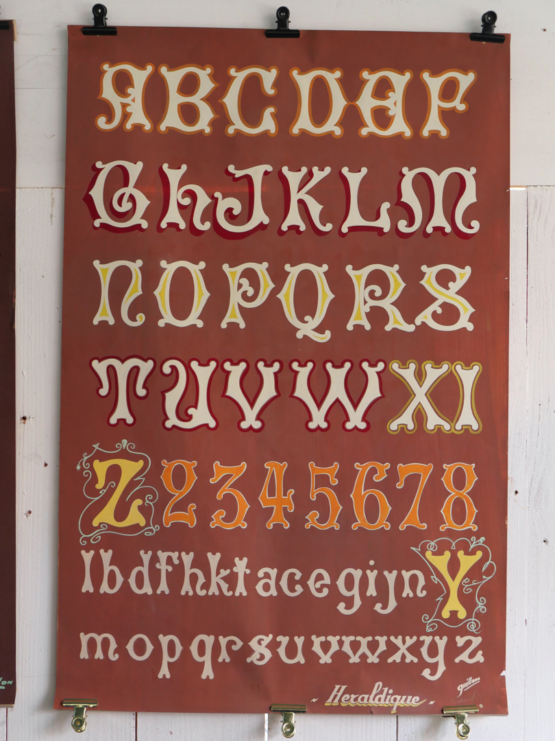 ancien abecedaire affiche de presentation peintre en lettres – Image 2