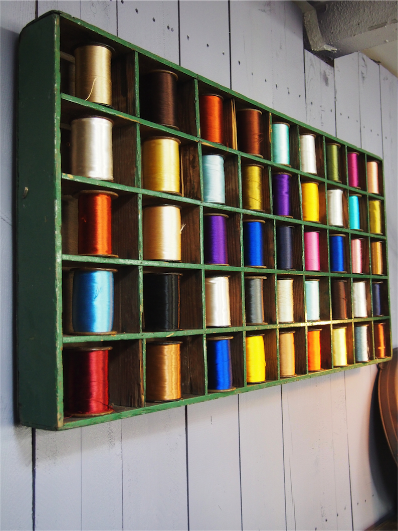 meuble metier en bois 45 casiers avec ancienne bobine de soie – Image 16