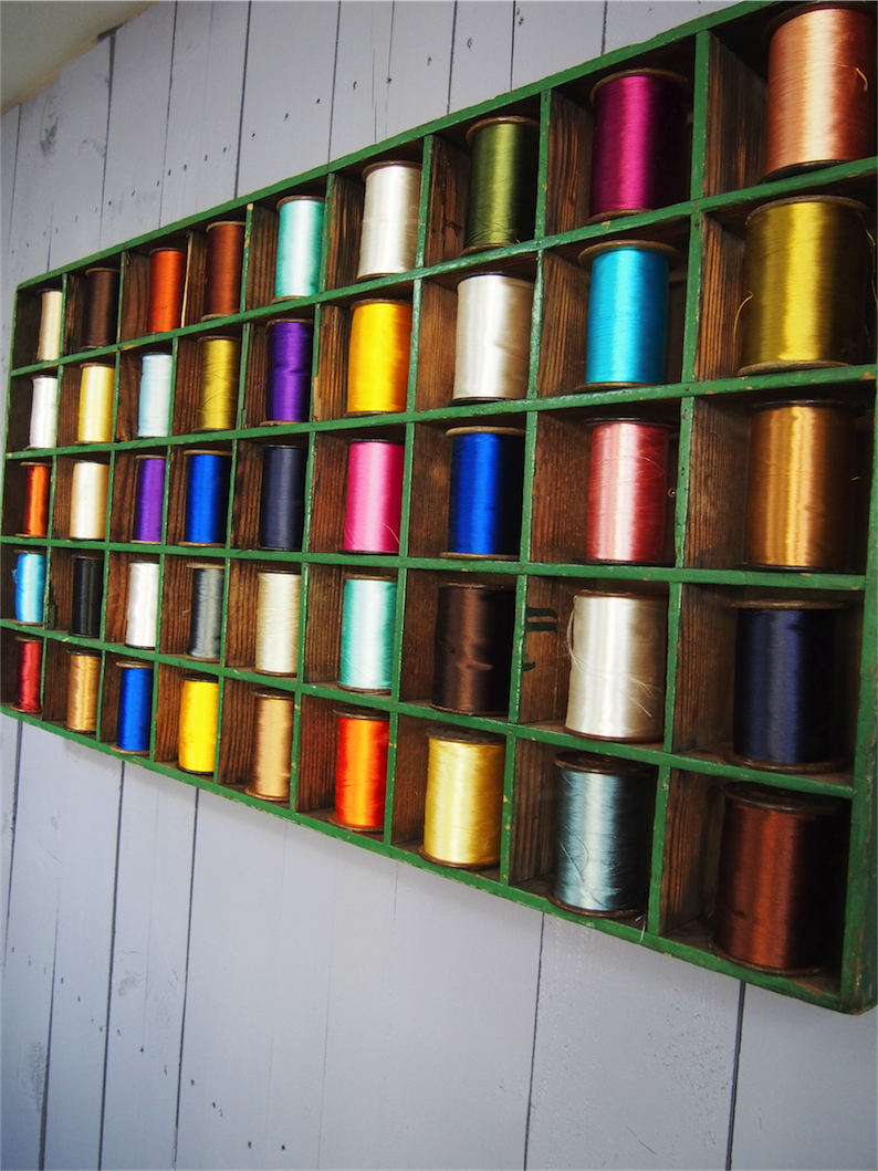 meuble metier en bois 45 casiers avec ancienne bobine de soie – Image 2