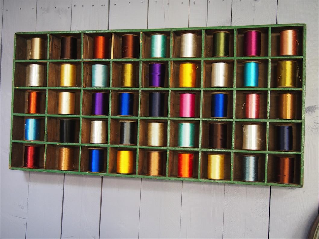 meuble metier en bois 45 casiers avec ancienne bobine de soie – Image 3