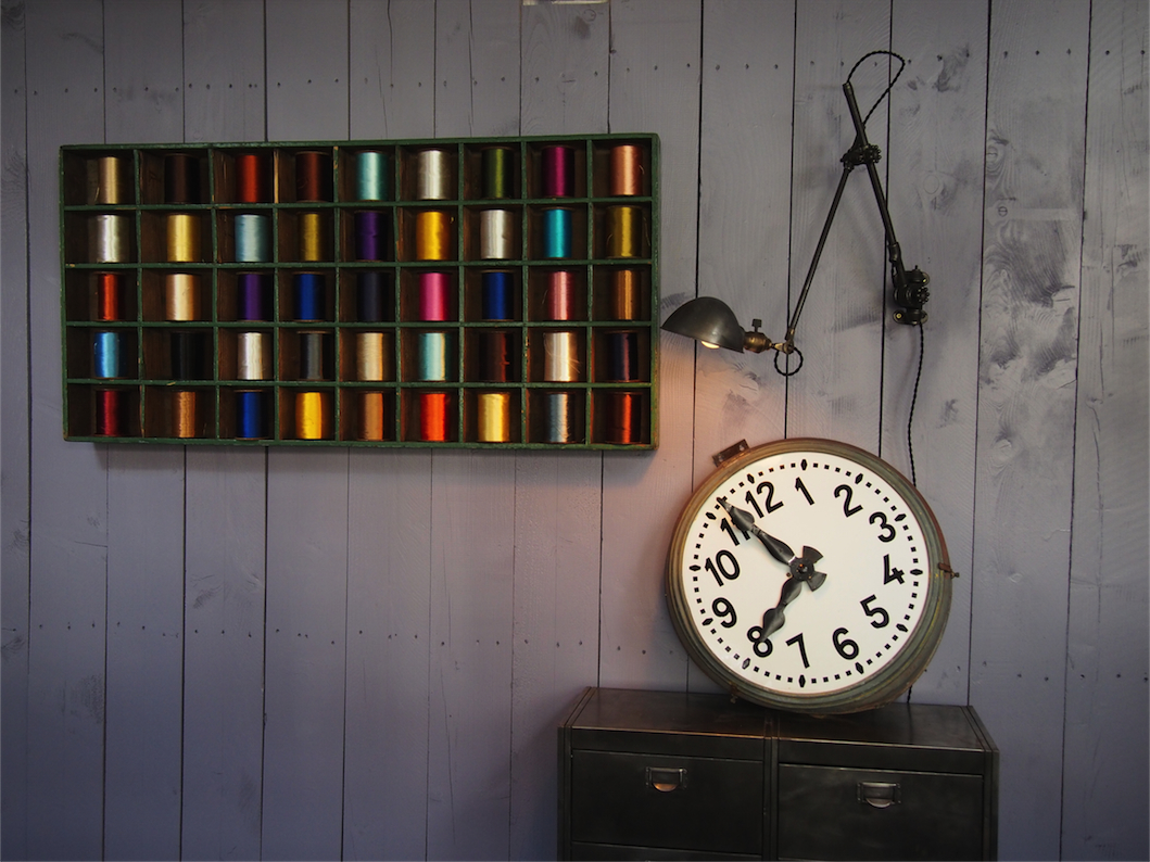 meuble metier en bois 45 casiers avec ancienne bobine de soie – Image 15