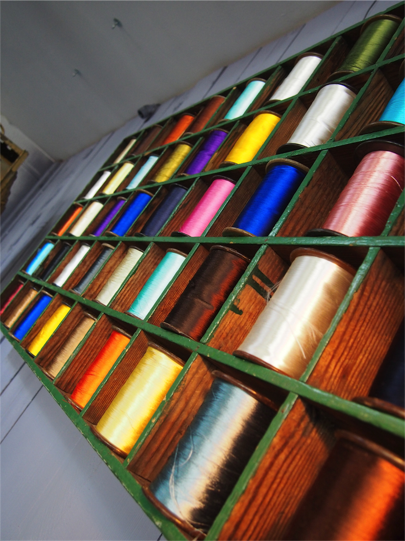 meuble metier en bois 45 casiers avec ancienne bobine de soie – Image 4