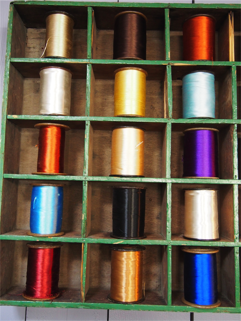 meuble metier en bois 45 casiers avec ancienne bobine de soie – Image 5