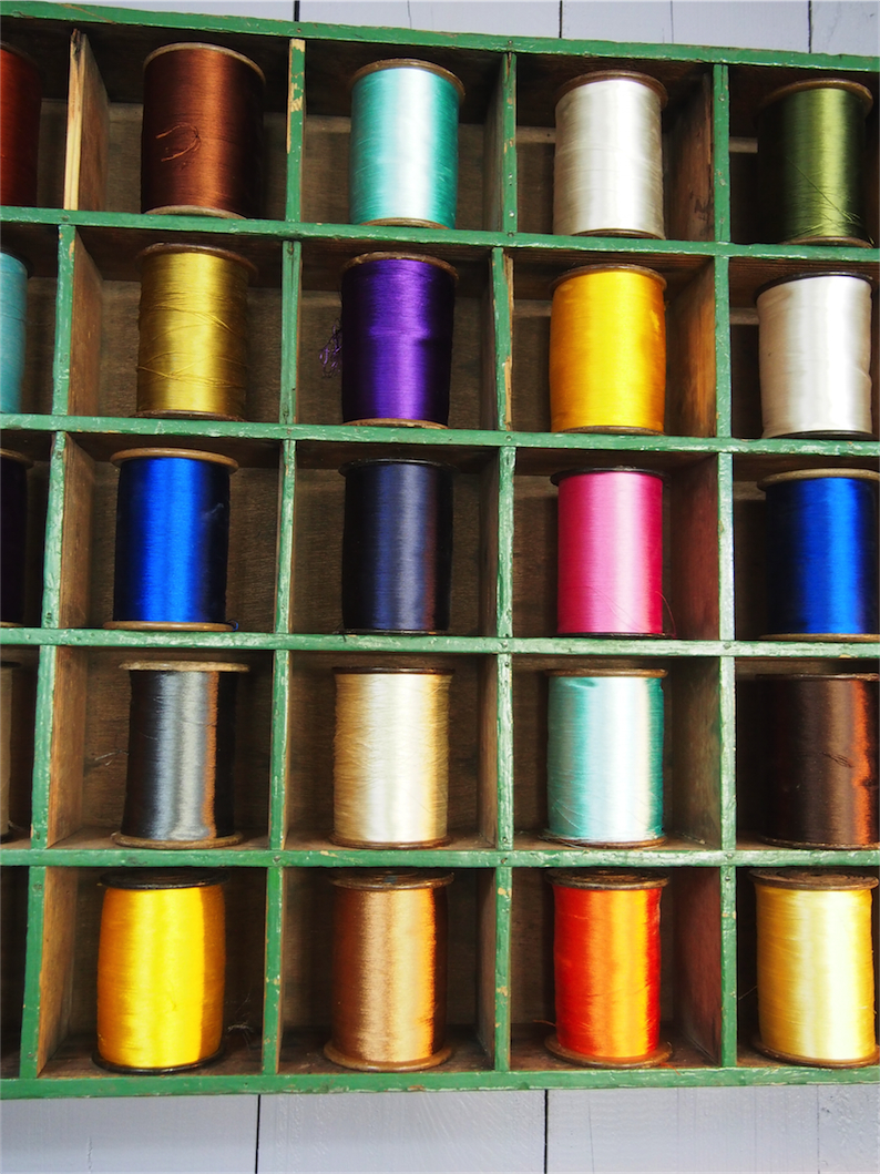 meuble metier en bois 45 casiers avec ancienne bobine de soie – Image 6