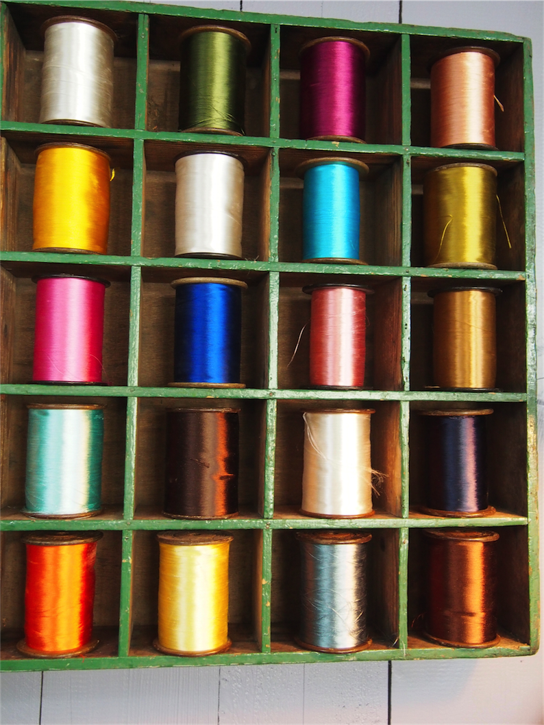 meuble metier en bois 45 casiers avec ancienne bobine de soie – Image 7