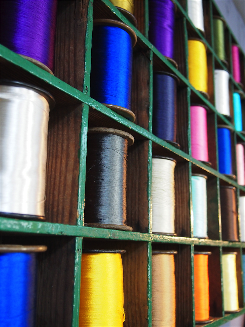 meuble metier en bois 45 casiers avec ancienne bobine de soie – Image 8