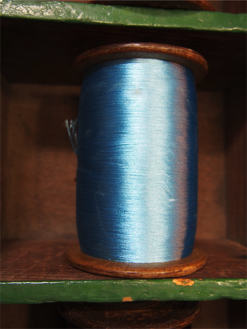 meuble metier en bois 45 casiers avec ancienne bobine de soie – Image 11