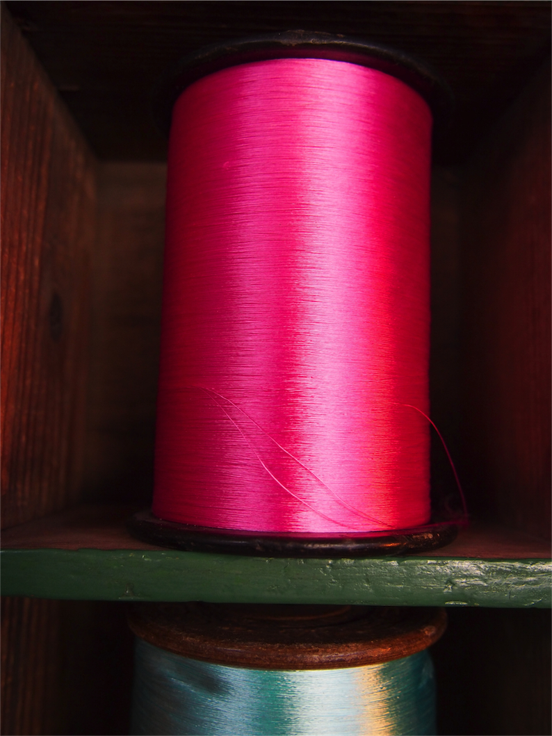 meuble metier en bois 45 casiers avec ancienne bobine de soie – Image 13