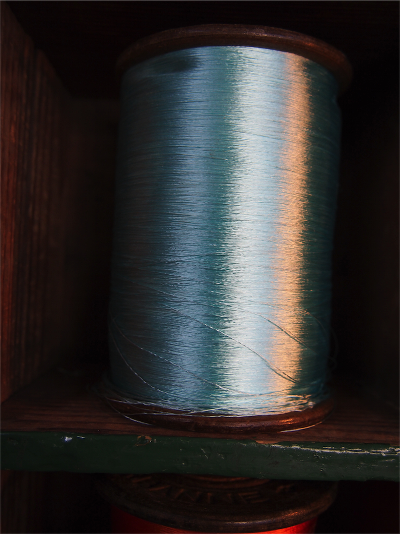 meuble metier en bois 45 casiers avec ancienne bobine de soie – Image 14