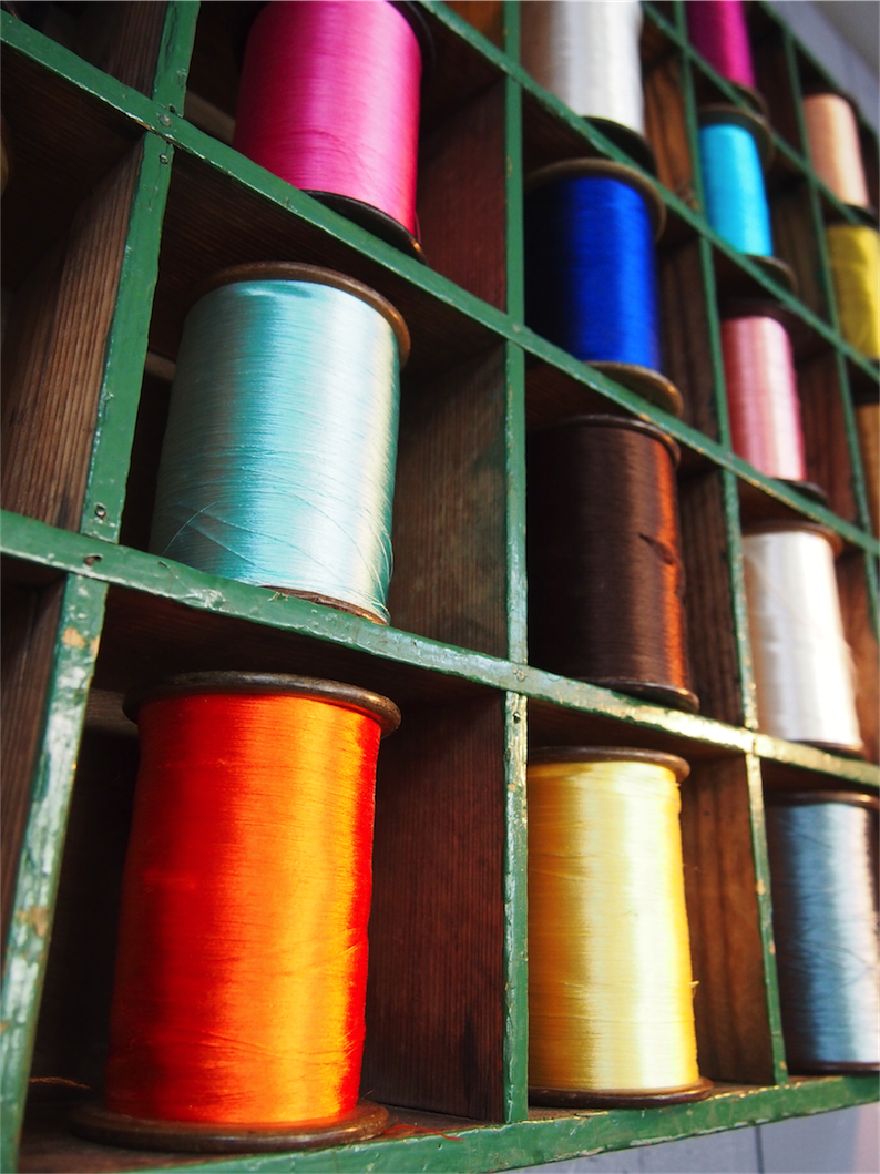 meuble metier en bois 45 casiers avec ancienne bobine de soie – Image 12