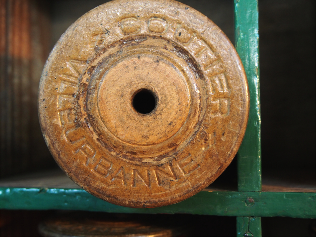 meuble metier en bois 45 casiers avec ancienne bobine de soie – Image 10