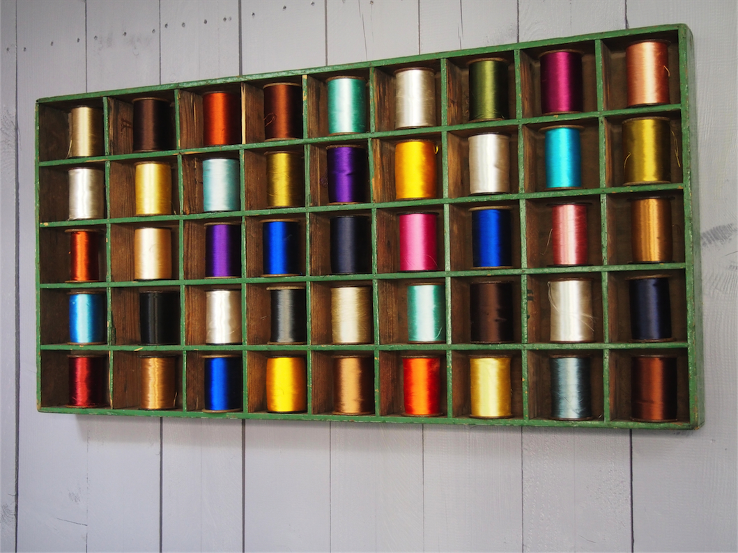 meuble metier en bois 45 casiers avec ancienne bobine de soie – Image 9