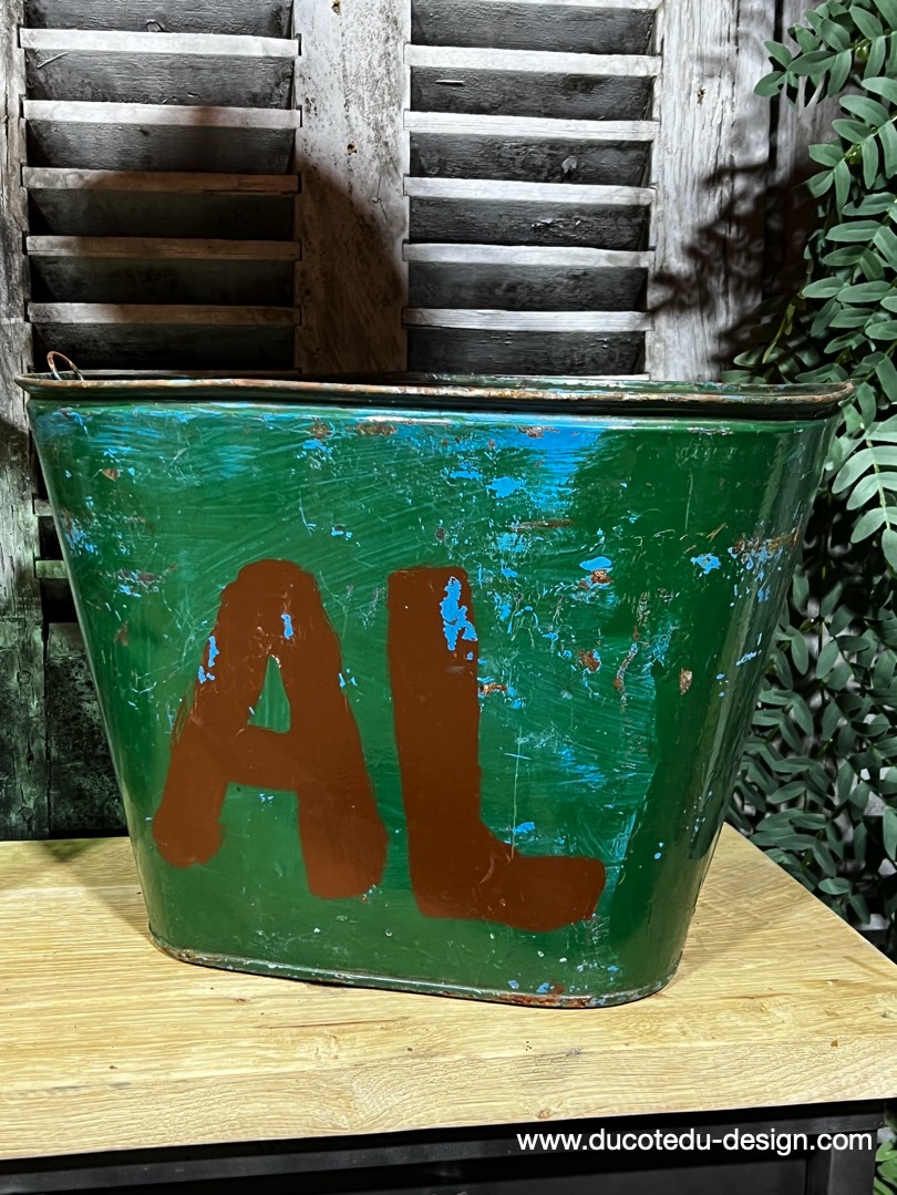 caisse de vendanges en metal patine d'origine – Image 9