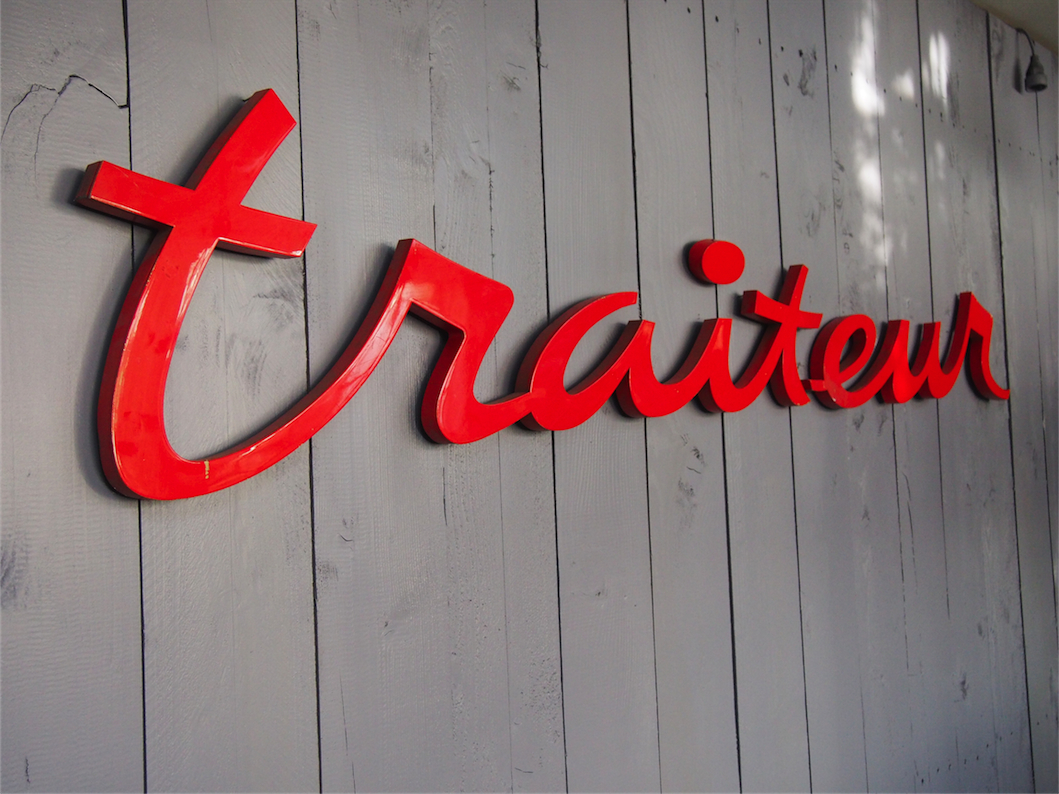 ancienne enseigne zinc mot traiteur rouge vif – Image 2