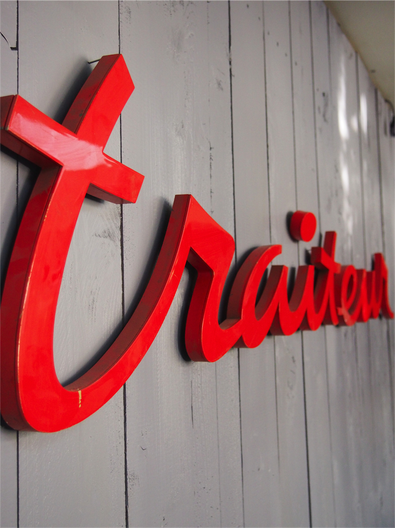 ancienne enseigne zinc mot traiteur rouge vif – Image 3