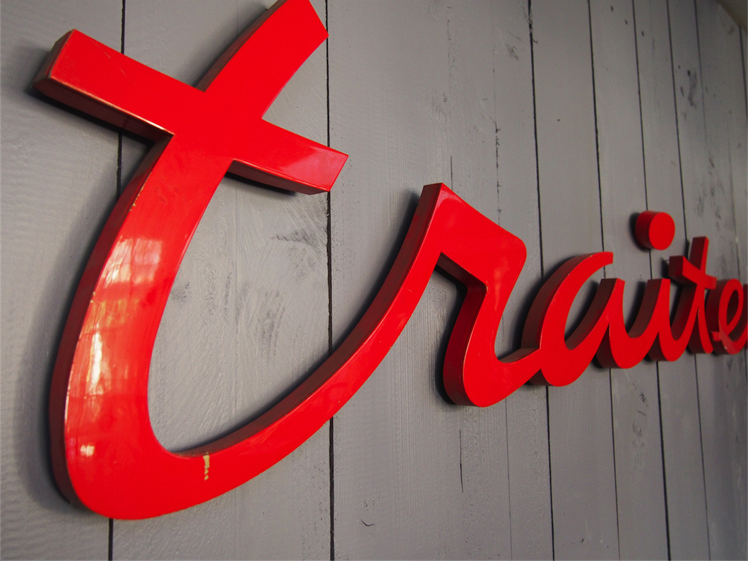 ancienne enseigne zinc mot traiteur rouge vif – Image 4