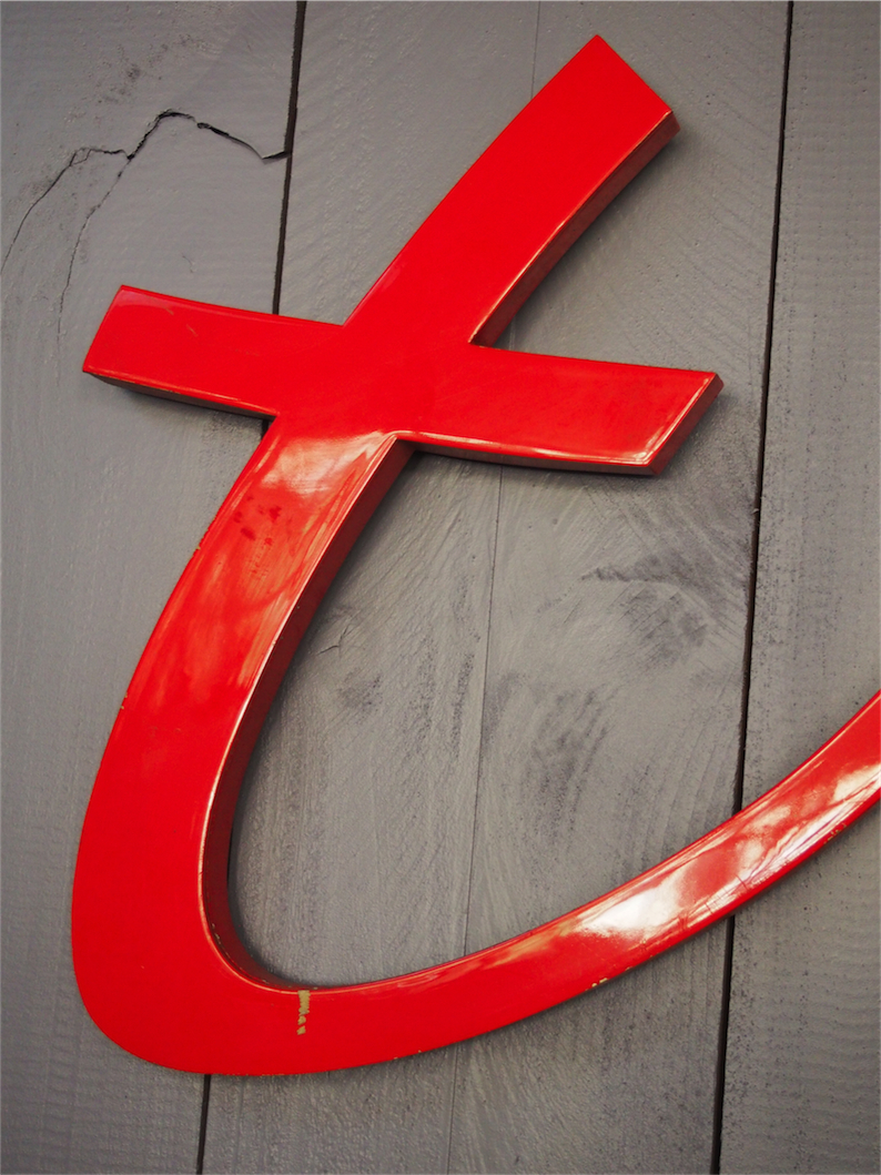 ancienne enseigne zinc mot traiteur rouge vif – Image 5