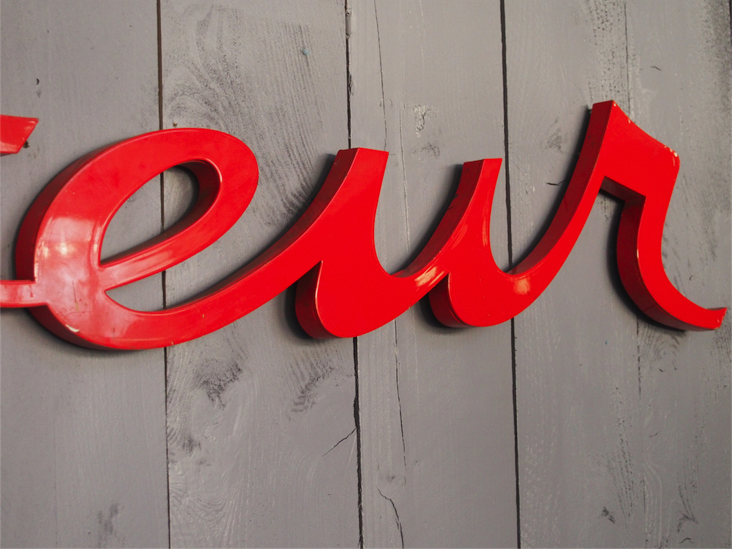 ancienne enseigne zinc mot traiteur rouge vif – Image 7