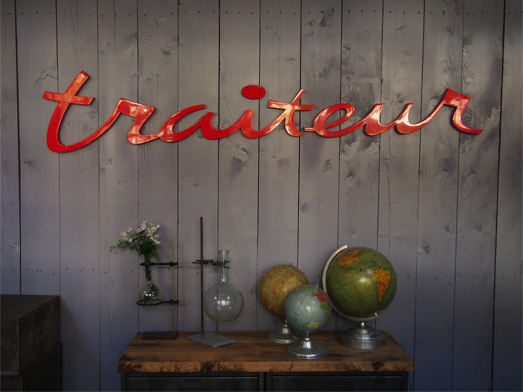 ancienne enseigne zinc mot traiteur rouge vif – Image 8