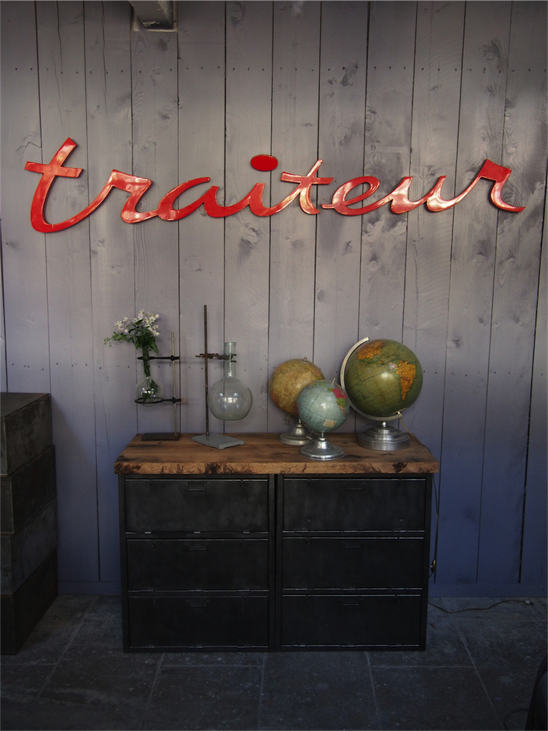 ancienne enseigne zinc mot traiteur rouge vif – Image 11