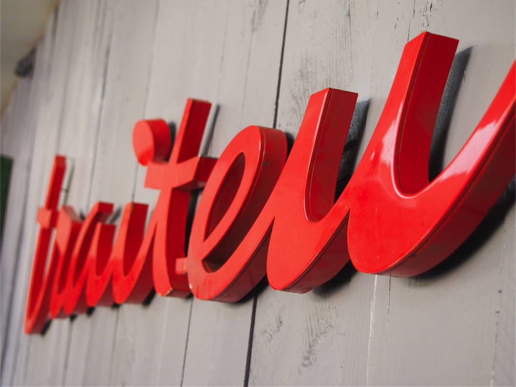 ancienne enseigne zinc mot traiteur rouge vif – Image 9