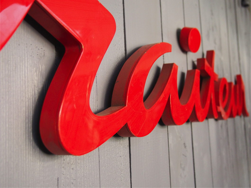 ancienne enseigne zinc mot traiteur rouge vif – Image 10