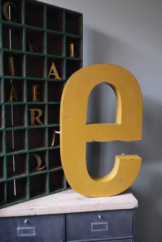 tres grande lettre E d'ancienne enseigne – Image 3