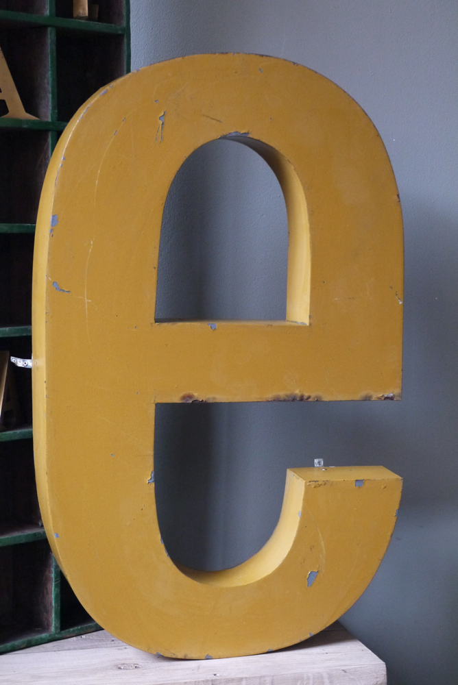 tres grande lettre E d'ancienne enseigne – Image 2