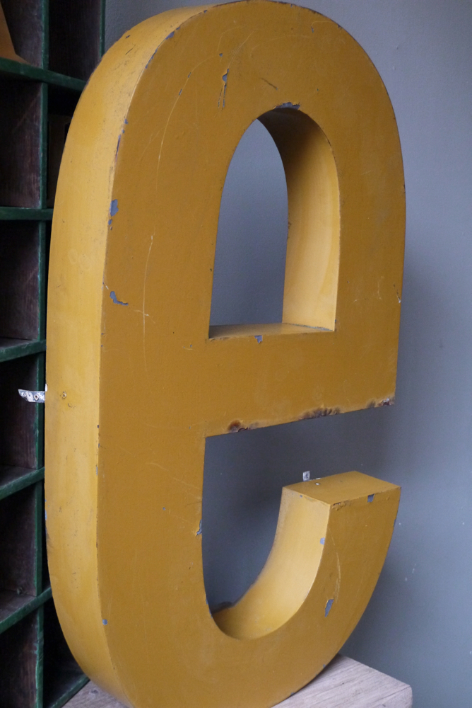tres grande lettre E d'ancienne enseigne – Image 4