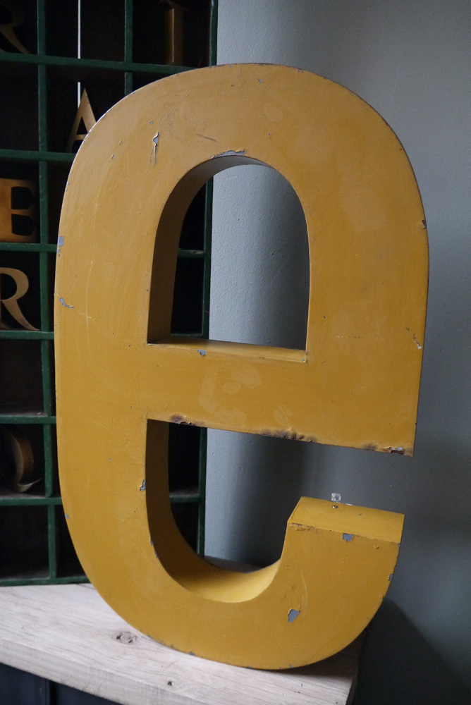 tres grande lettre E d'ancienne enseigne – Image 6