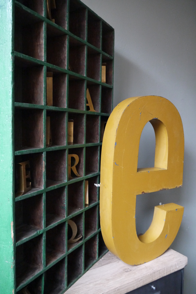 tres grande lettre E d'ancienne enseigne – Image 5