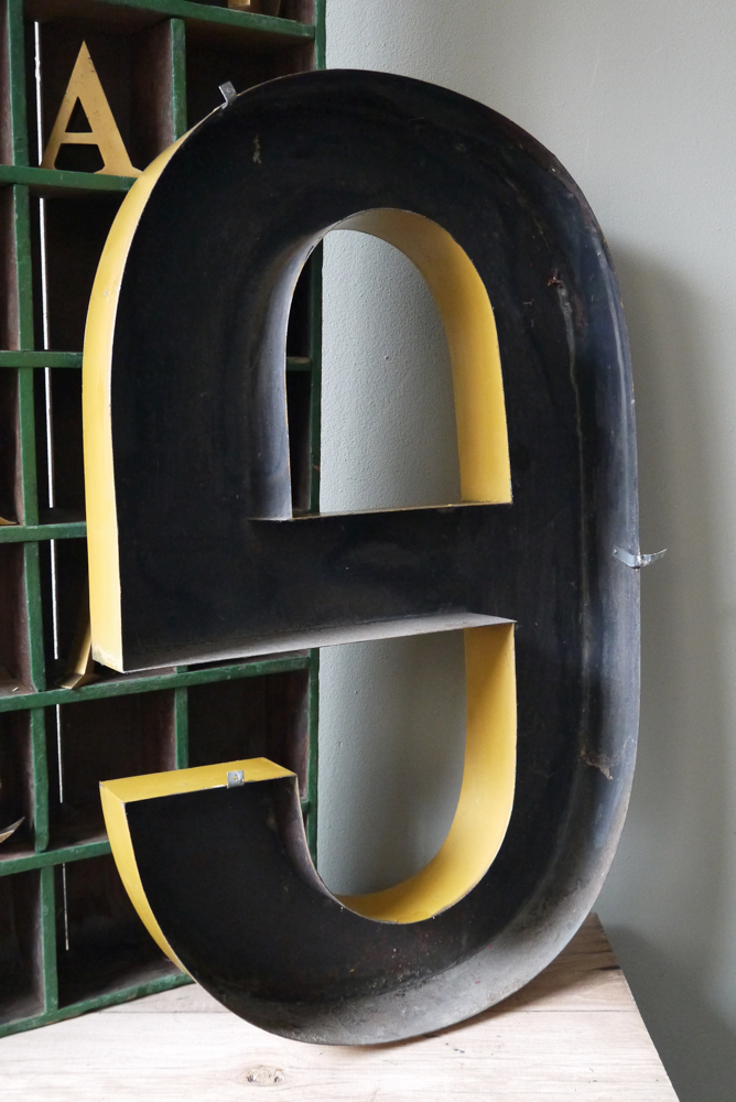 tres grande lettre E d'ancienne enseigne – Image 7
