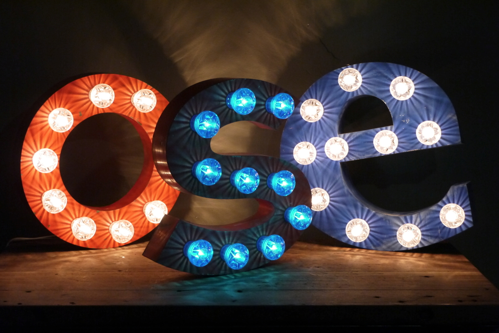 tres grande lettre O d'ancienne enseigne lumineuse façon fete foraine – Image 4