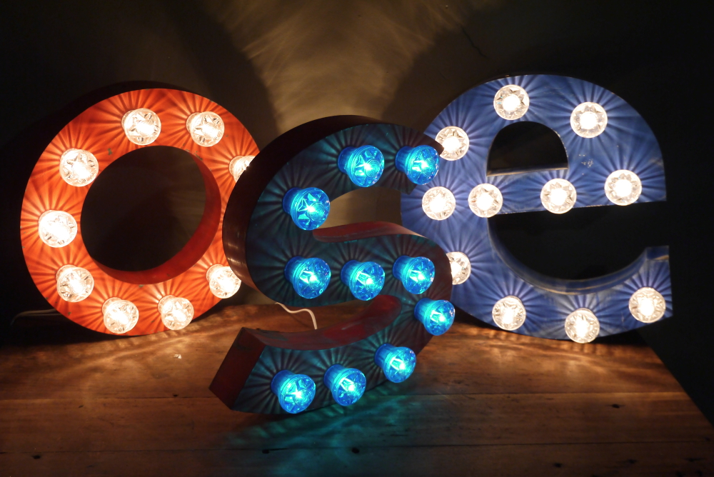 tres grande lettre O d'ancienne enseigne lumineuse façon fete foraine – Image 9