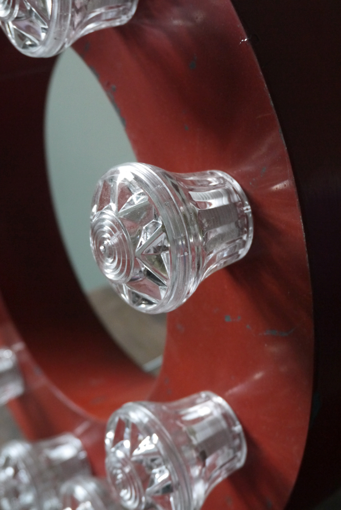 tres grande lettre O d'ancienne enseigne lumineuse façon fete foraine – Image 8