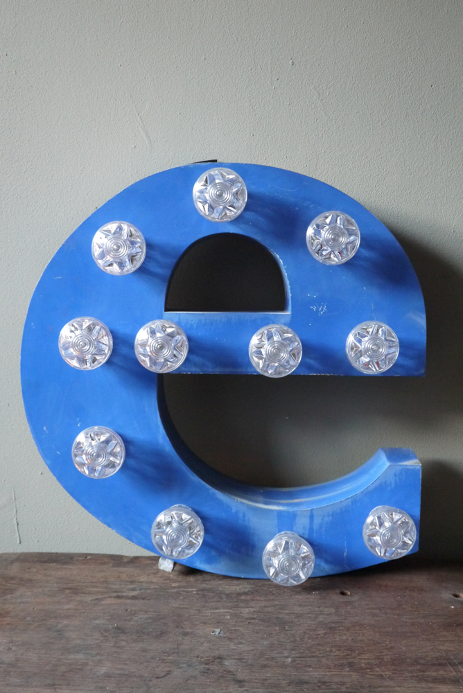 tres grande lettre E d'ancienne enseigne lumineuse façon fete foraine – Image 3