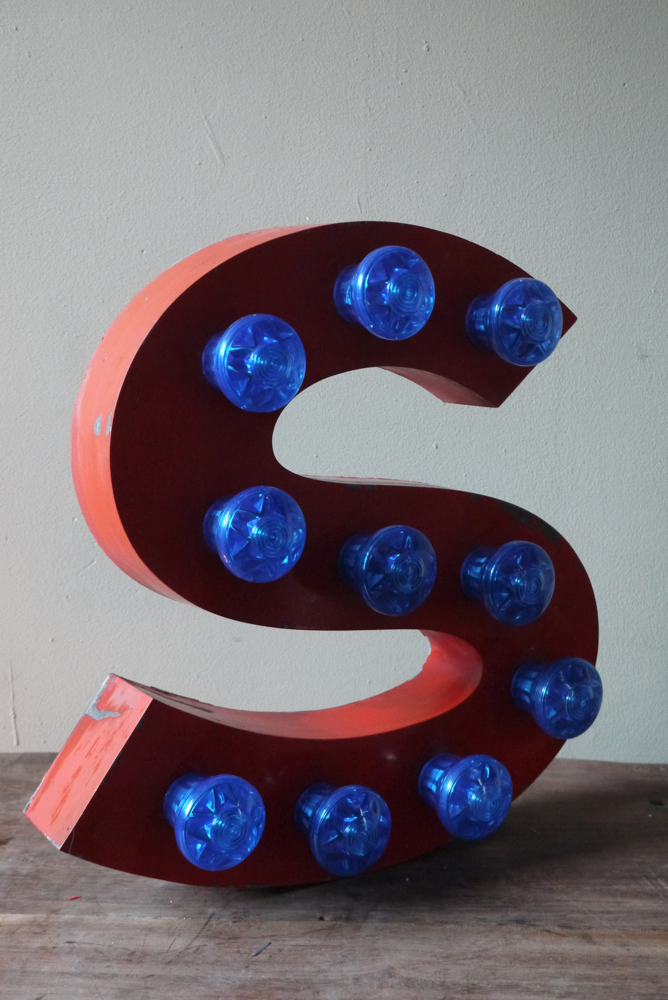 tres grande lettre S d'ancienne enseigne lumineuse façon fete foraine – Image 3