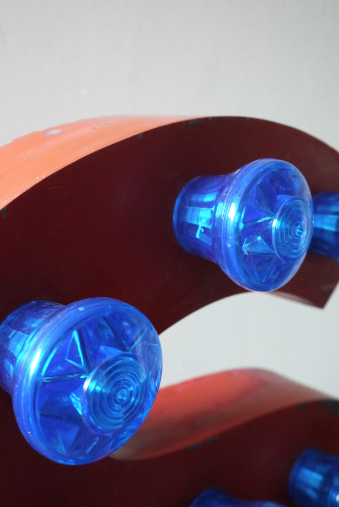 tres grande lettre S d'ancienne enseigne lumineuse façon fete foraine – Image 8