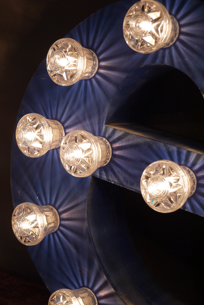 tres grande lettre E d'ancienne enseigne lumineuse façon fete foraine – Image 6