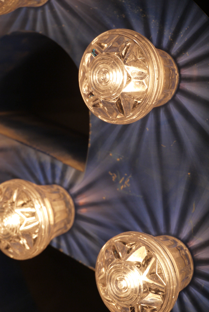 tres grande lettre E d'ancienne enseigne lumineuse façon fete foraine – Image 7