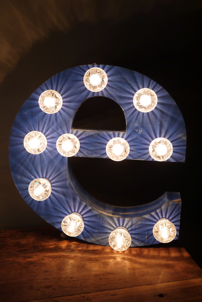 tres grande lettre E d'ancienne enseigne lumineuse façon fete foraine – Image 5