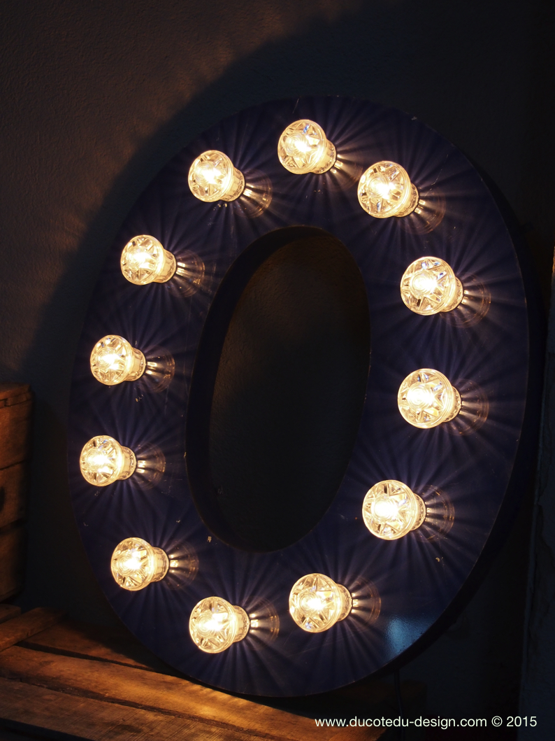 tres grande lettre E d'ancienne enseigne lumineuse façon fete foraine – Image 4