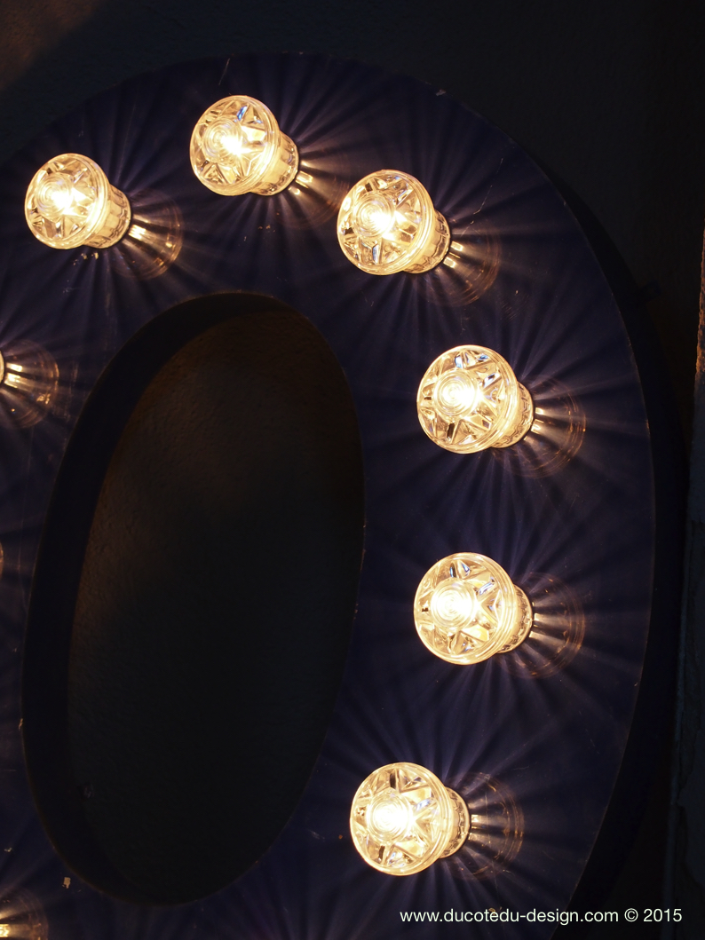 tres grande lettre E d'ancienne enseigne lumineuse façon fete foraine – Image 7